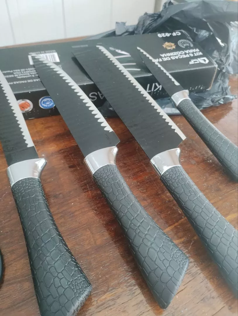 Cliente satisfeita com kit de facas