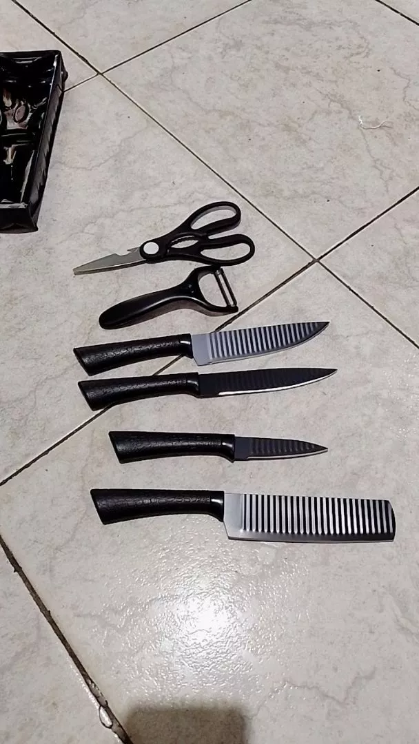 Cliente satisfeita com kit de facas